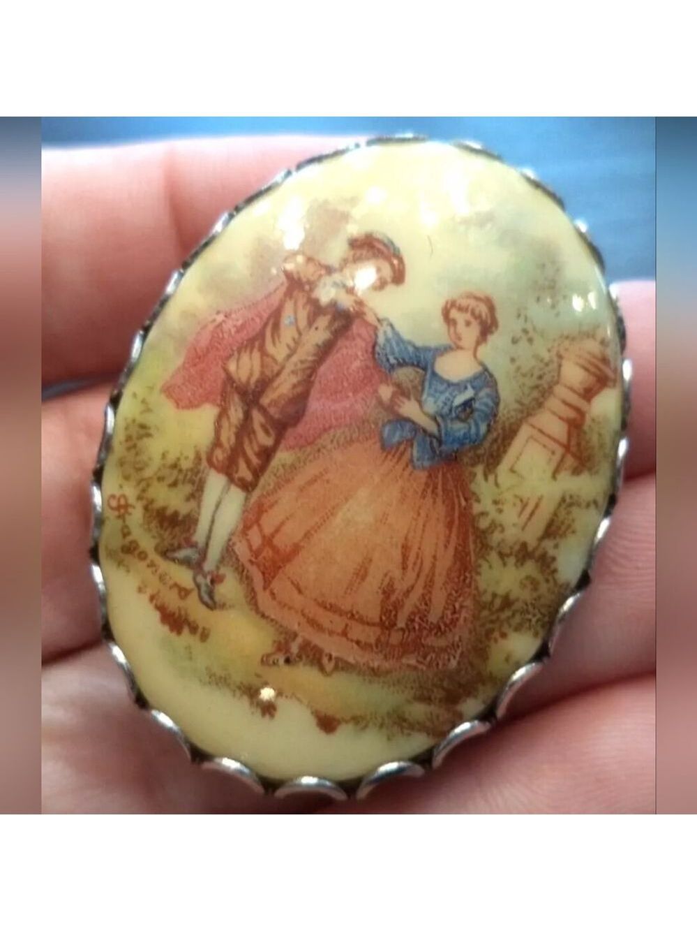 VINTAGE VICTORIAN SCENE CAMEO 1 5/8" BROOCH